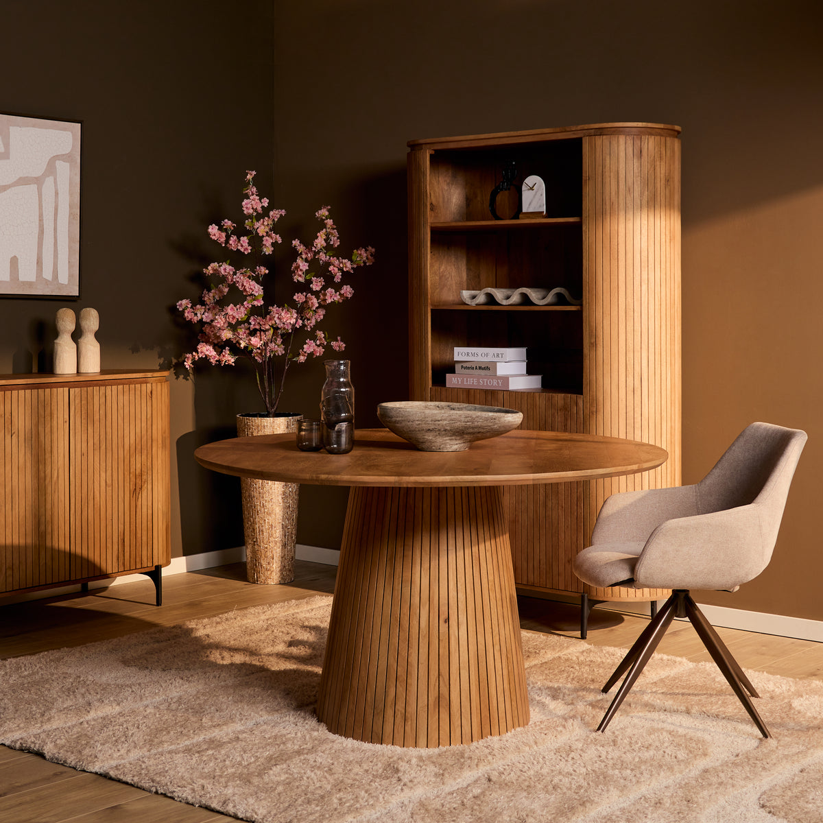 Sfeerbeeld van de naturel Solana eettafel met eetkamerstoelen en decoratie