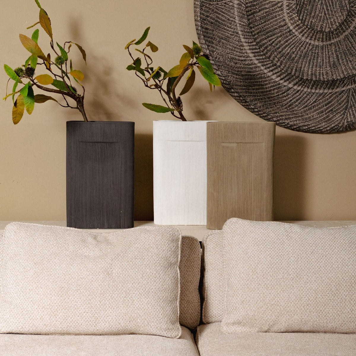 Elenia pot small van PTMD gestyled in huis, donkergrijze keramieken pot