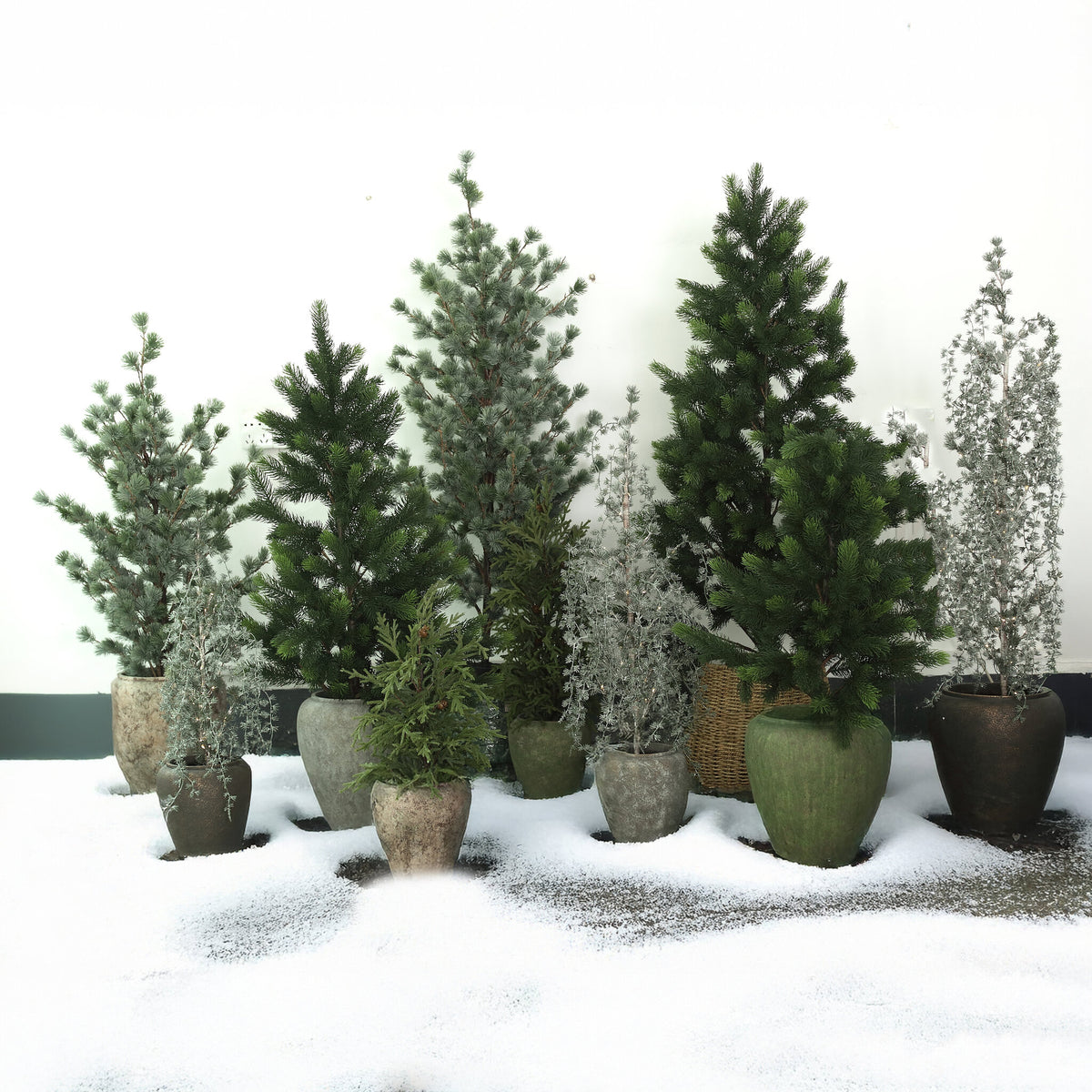 Florine Kerstboom LED Met Sneeuw Large van PTMD, groep besneeuwde kerstboompjes in potten in een winterse setting