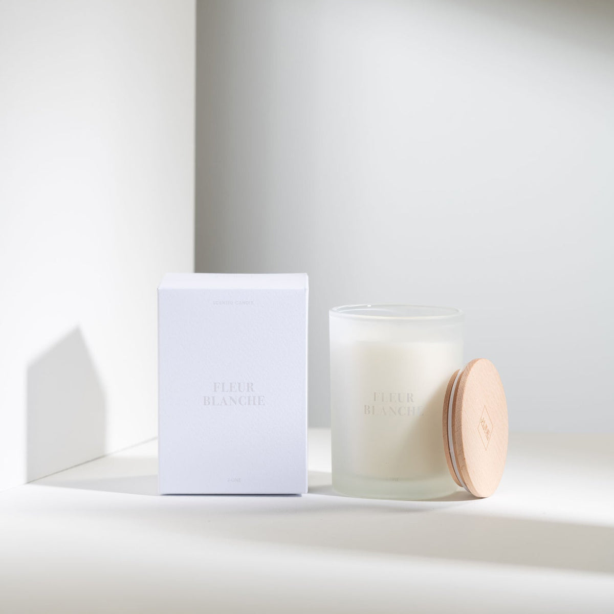 Geurkaars Accords Essentiels Fleur Blanche 38 Uur van J-Line met bijpassende doos in een sfeervolle witte setting