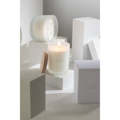 Geurkaars Accords Essentiels Fleur Blanche 38 Uur van J-Line van dichtbij in een stijlvolle opstelling