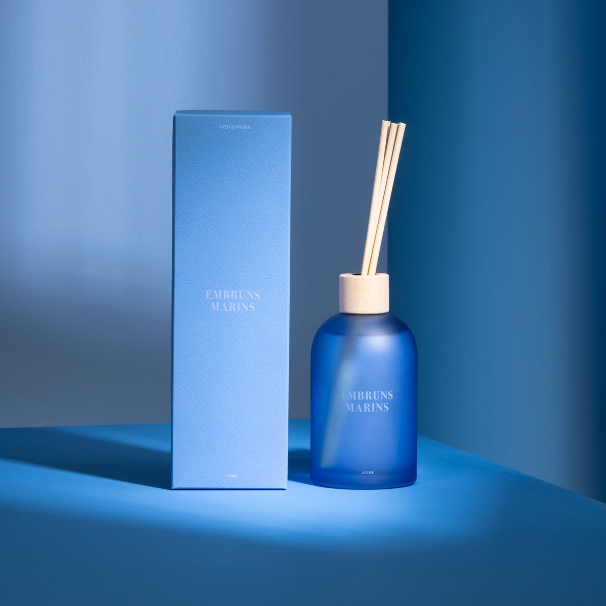 Geurstokjes Accords Essentiels Embruns Marins 250ml van J-Line met bijpassende doos in een sfeervolle blauwe setting