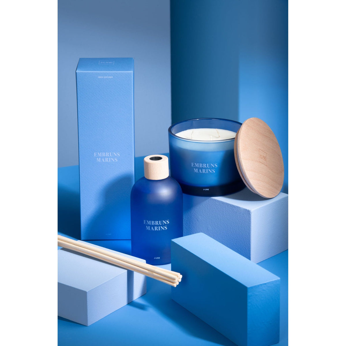 Geurkaars en geurstokjes Accords Essentiels Embruns Marins van J-Line samen gestyled