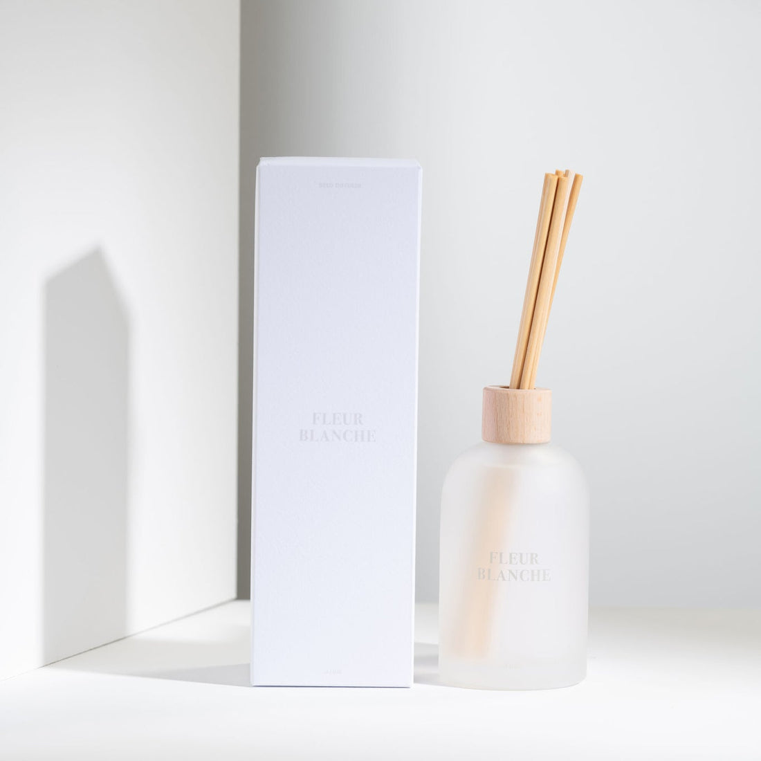 Geurstokjes Accords Essentiels Fleur Blanche 250ml van J-Line met bijpassende doos in een sfeervolle witte setting