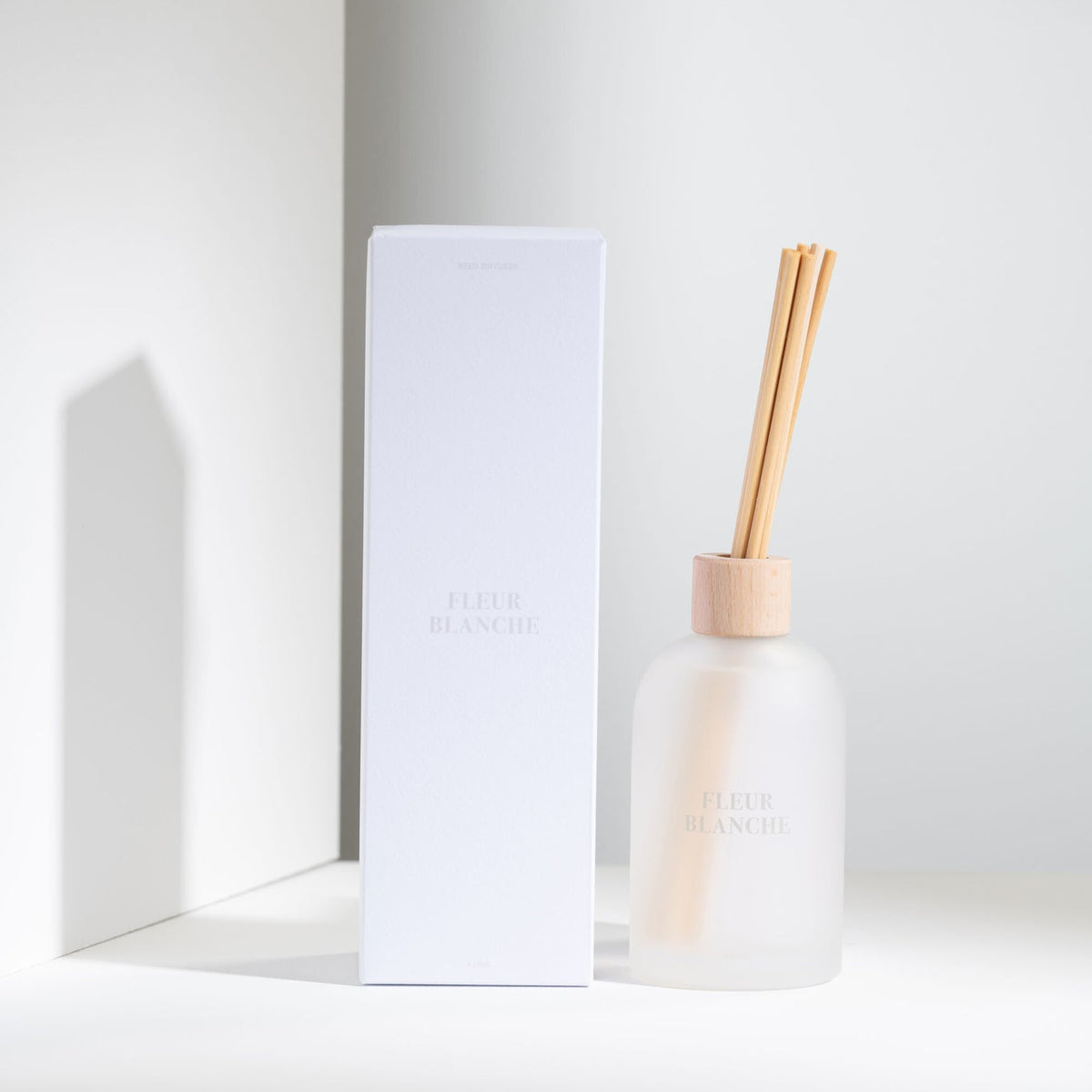 Geurstokjes Accords Essentiels Fleur Blanche 250ml van J-Line met bijpassende doos in een sfeervolle witte setting