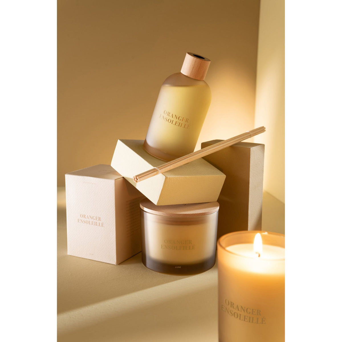 Geurkaars en geurstokjes Accords Essentiels Oranger Ensoleillé van J-Line samen gestyled