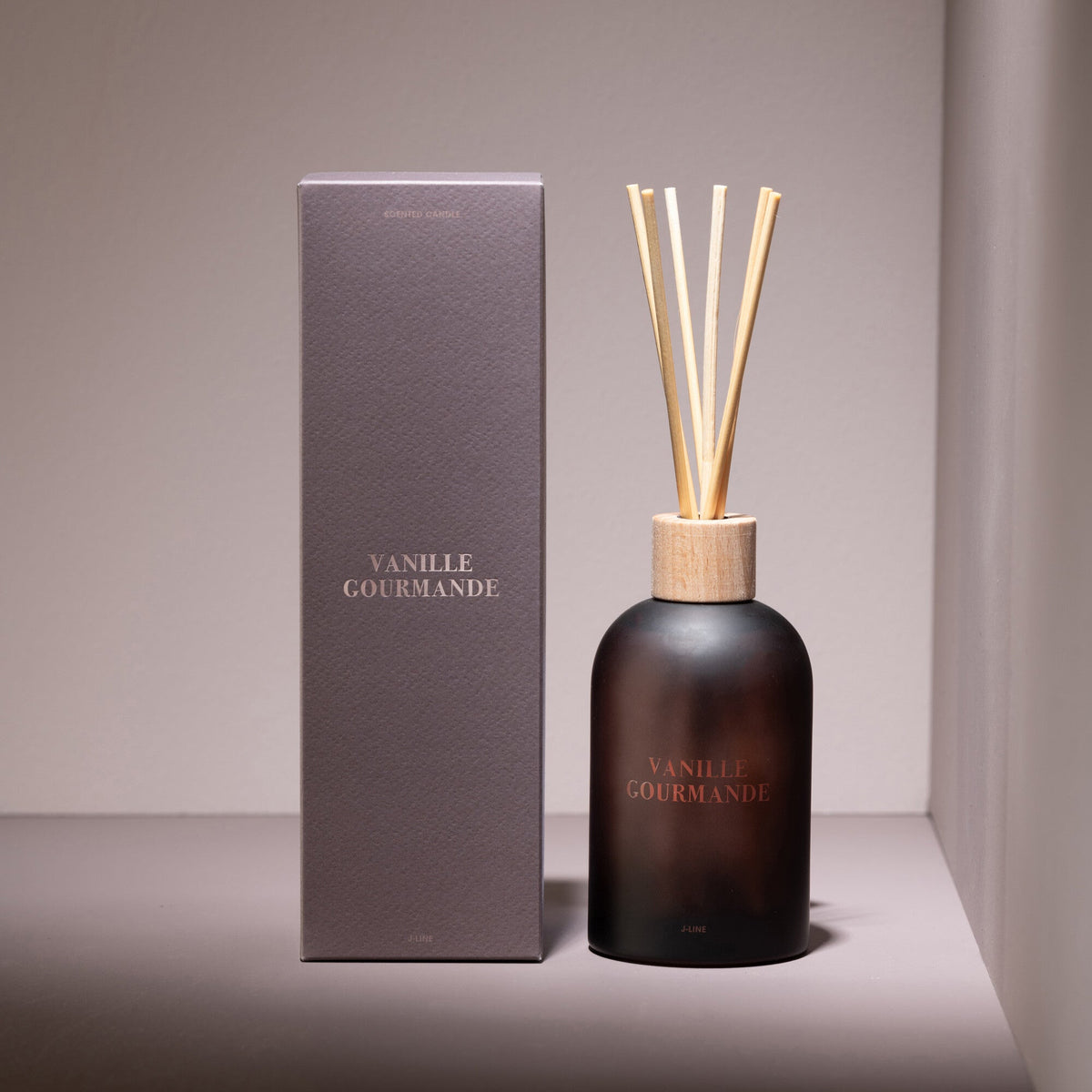 Geurstokjes Accords Essentiels Vanille Gourmande 250ml van J-Line met bijpassende doos in een sfeervolle bruine setting