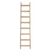 Ladder Steps van MUST Living tegen een muur met plaids en handdoeken erover
