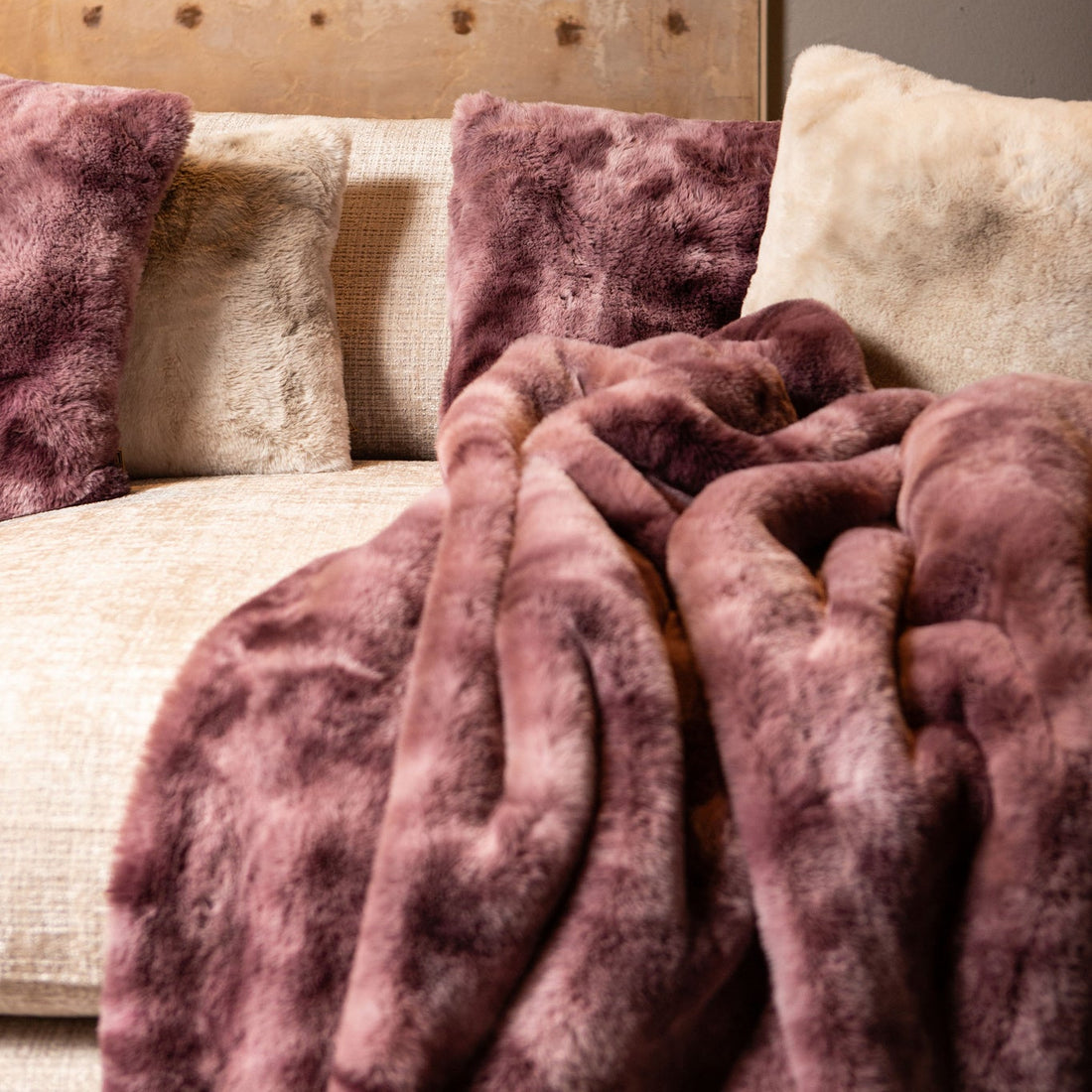 Linde Burgundy Faux Fur Bedspread Giftbox 220x240 PTMD - Poef - PTMD - livinglovely.nl