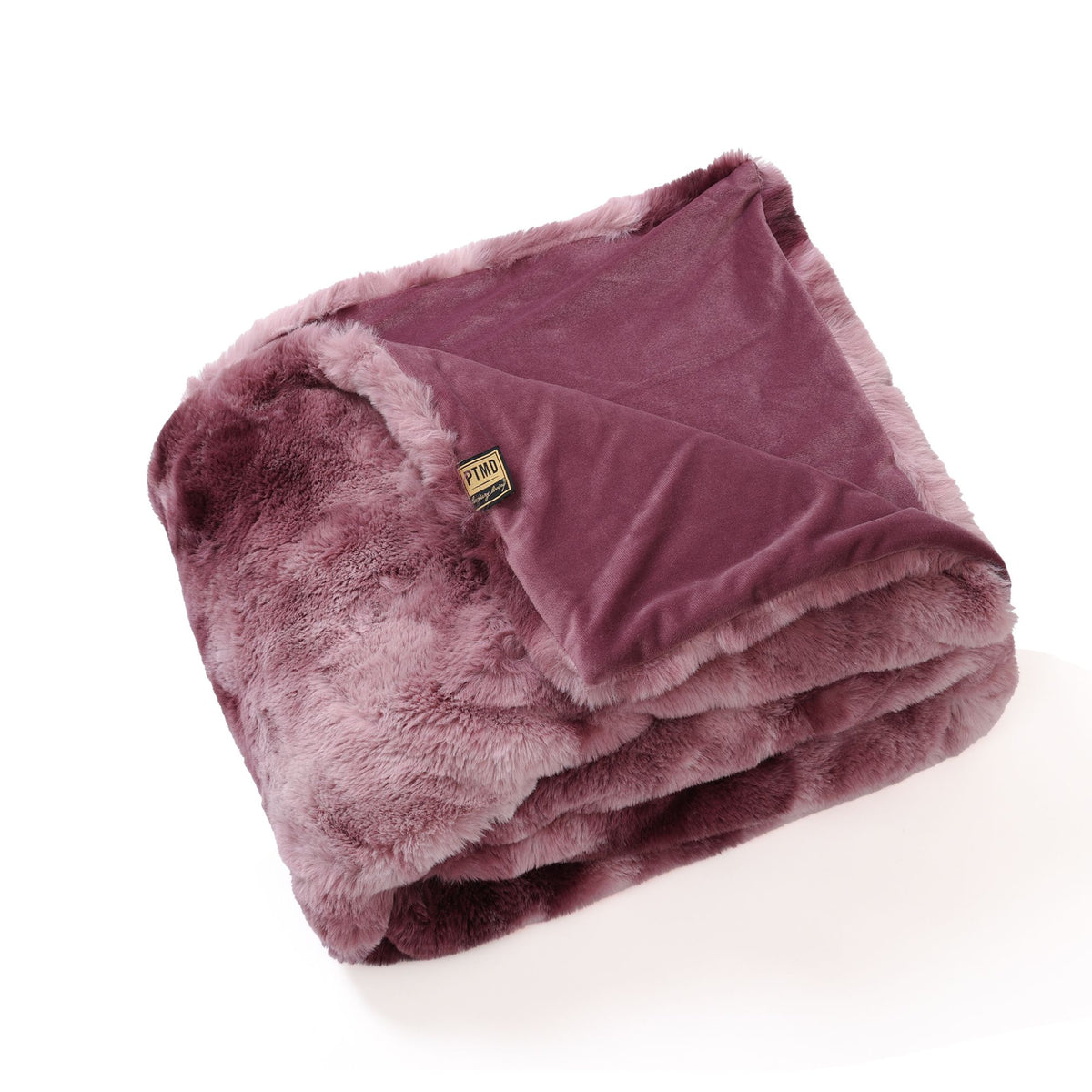 Linde Plaid Burgundy Fluweel 150x200cm van PTMD, opgevouwen burgundy faux fur plaid op witte achtergrond