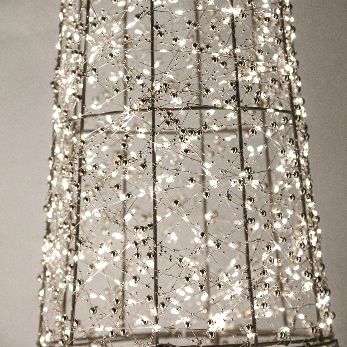 Misk Kegelkerstboom LED Large van PTMD, close up van de verlichte kegelkerstboom met kraaltjes