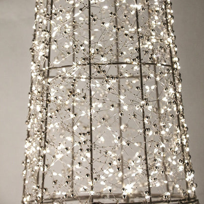 Misk Kegelkerstboom LED XXL van PTMD, close up van de verlichte kegelkerstboom met kraaltjes