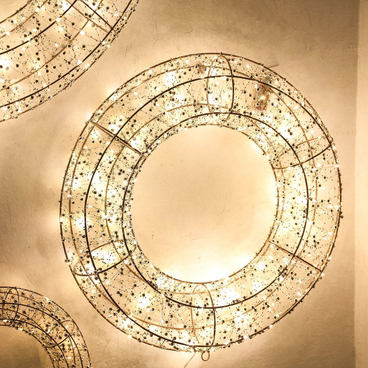 Misk Kerstkrans LED Goud Large van PTMD, verlichte gouden kerstkransen met warme LED gloed