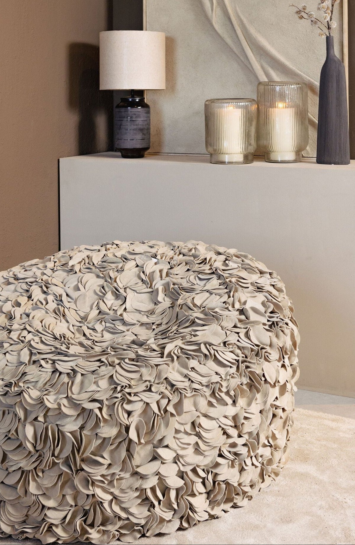Nevo Zitzak Suède Leer Crème Rond van PTMD, zitzak gestyled in een warm interieur