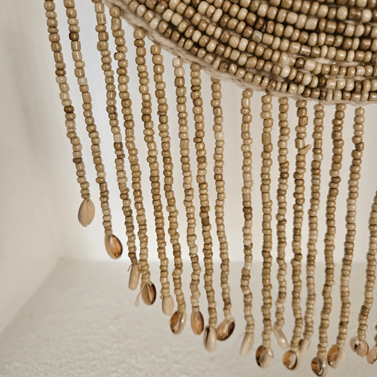 Ornament Indonesische Schelpenketting Indah met kralen Beige/Wit - Pole To Pole - Ornament - Pole To Pole - livinglovely.nl