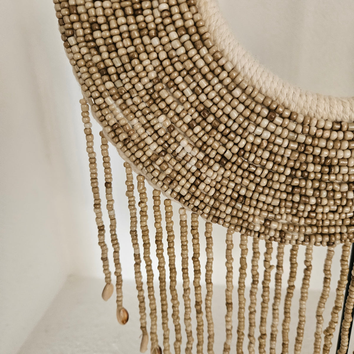 Ornament Indonesische Schelpenketting Indah met kralen Beige/Wit - Pole To Pole - Ornament - Pole To Pole - livinglovely.nl