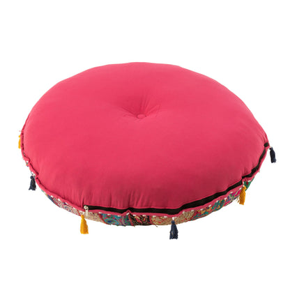 Puf redondo bajo con motivos y borlas de algodón rosa J-Line