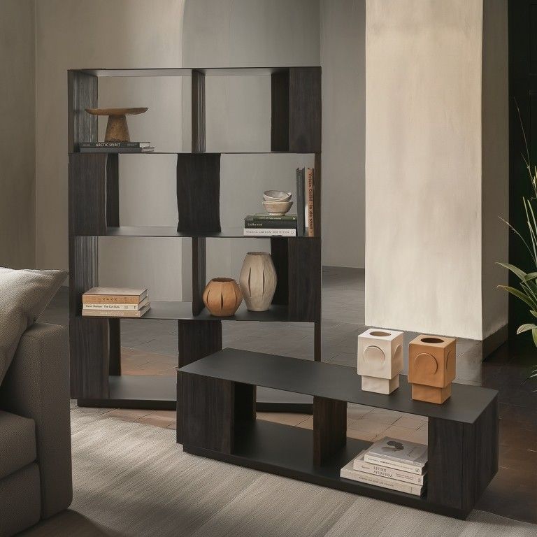 Rek Modo Metaal Acaciahout Multicolor van Pomax, sfeerbeeld van het rek met acaciahouten planken in een interieur