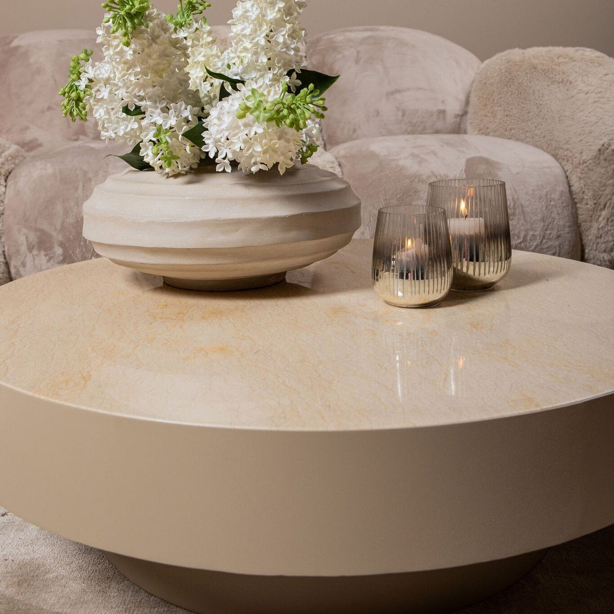 Corfu ronde salontafel van PTMD met witte bloemen in een vaas