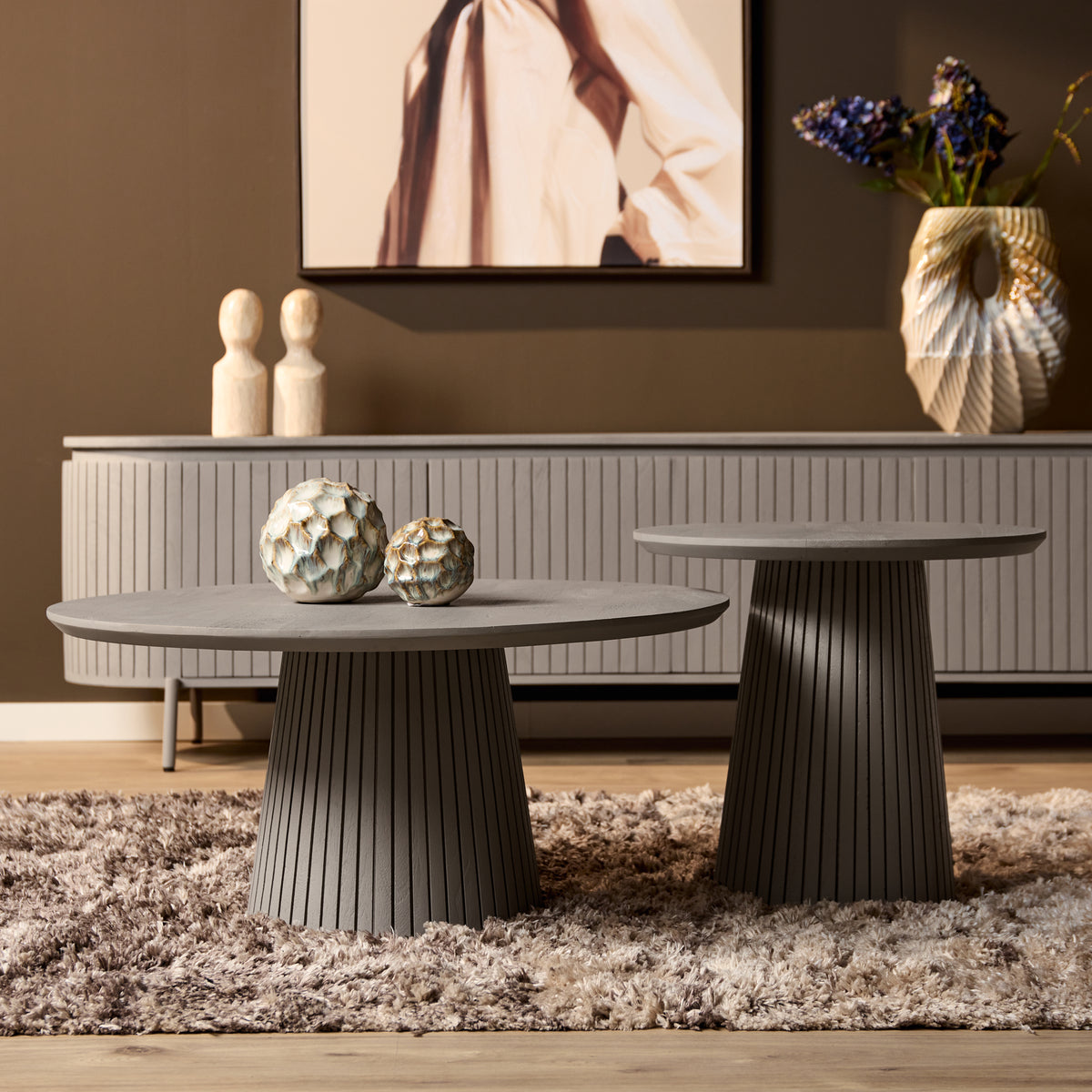 Salontafel Solana van Starfurn van opzij, 46 cm hoog met massief mangohouten blad