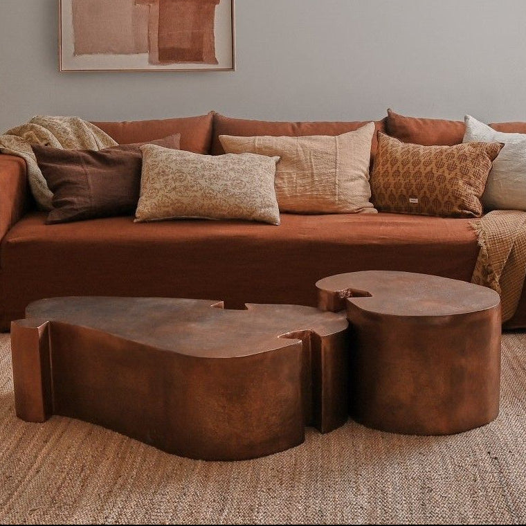 Salontafel Solv Aluminium Brons van Pomax, sfeerfoto van de bronzen salontafel in een woonkamer