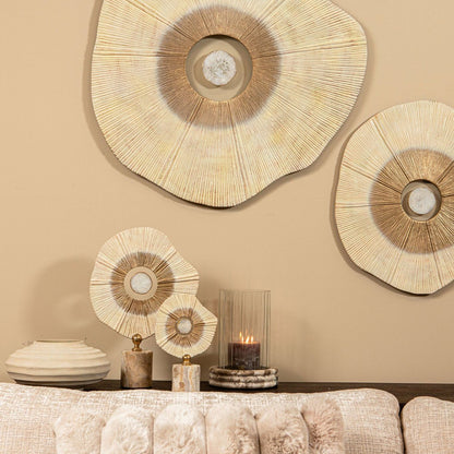 Set Van 2 Rella Beelden Beige Marmer van PTMD gestyled op een dressoir met wanddecoratie, een vaas en een windlicht