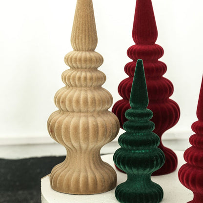 Set Van 2 Yule Kegelbomen Fluweel Bordeaux van PTMD, kegelboompjes in beige, bordeaux en groen samen op een kast