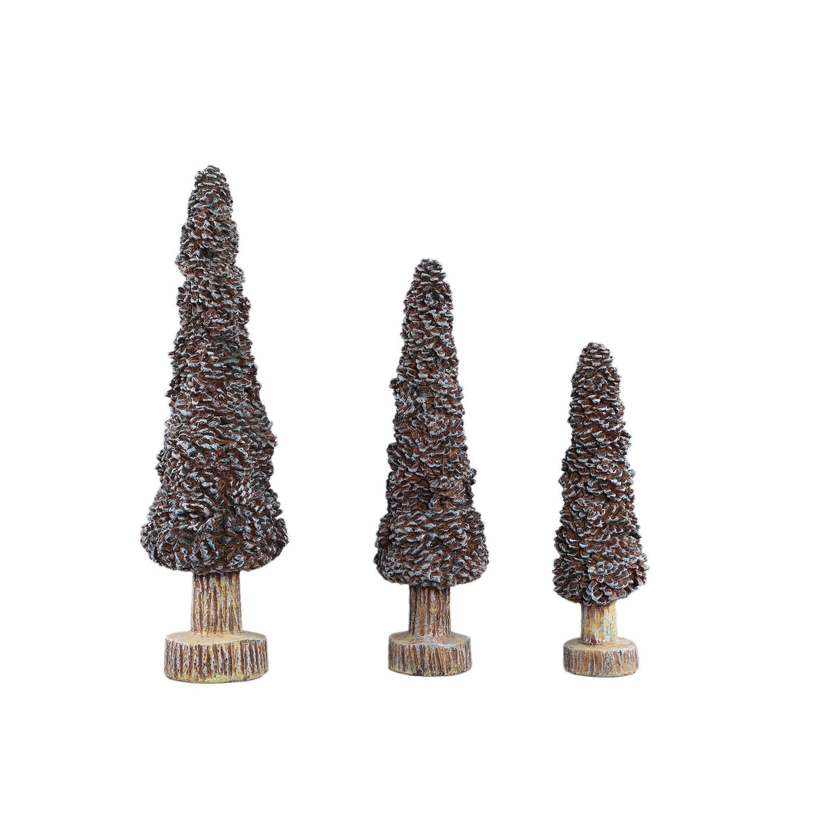 Set Van 3 Davene Kerstbomen Dennenappel Cement Bruin Besneeuwd van PTMD, de complete set met alle drie de kerstboombeelden naast elkaar op witte achtergrond