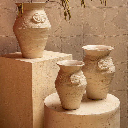 Set van 3 Leandra potten beige keramiek van PTMD, pot M gestyled in een woonkamer