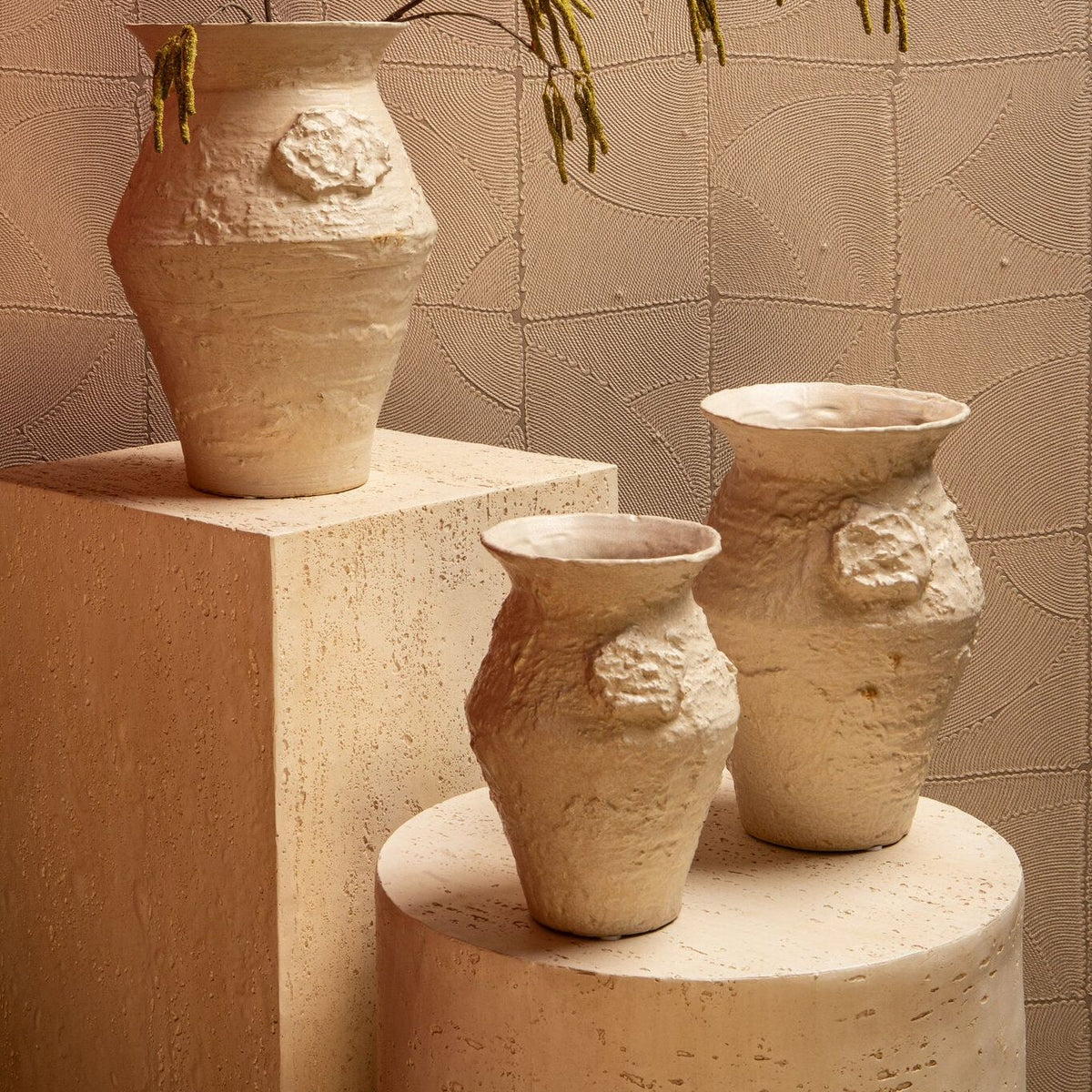 Set van 3 Leandra potten beige keramiek van PTMD, pot S gestyled met droogbloemen