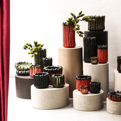 Set Van 3 Luci Donkergroen Keramiek Ribbel van PTMD, de theelichthouder met brandend kaarsje in sfeervolle setting