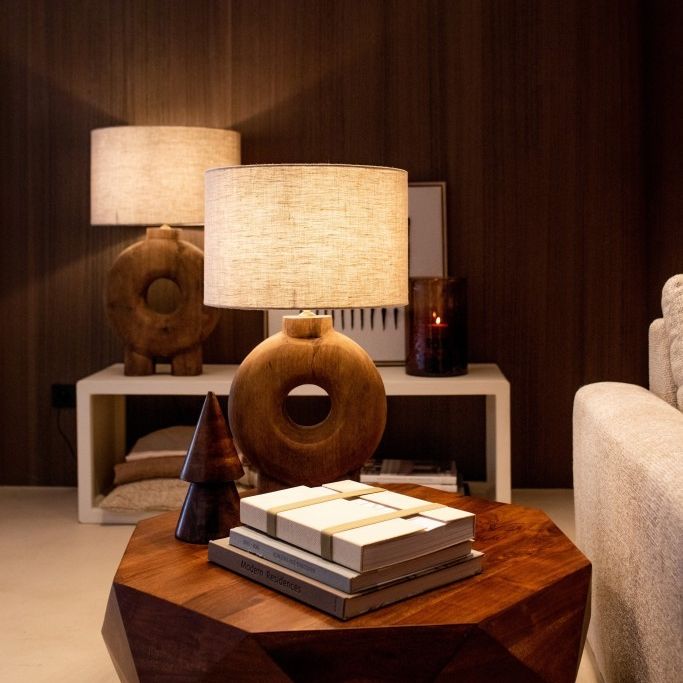 Tafellamp Lampedusa Rond Mangohout Bruin van Pomax, lamp met linnen kap in een sfeervol ingericht interieur