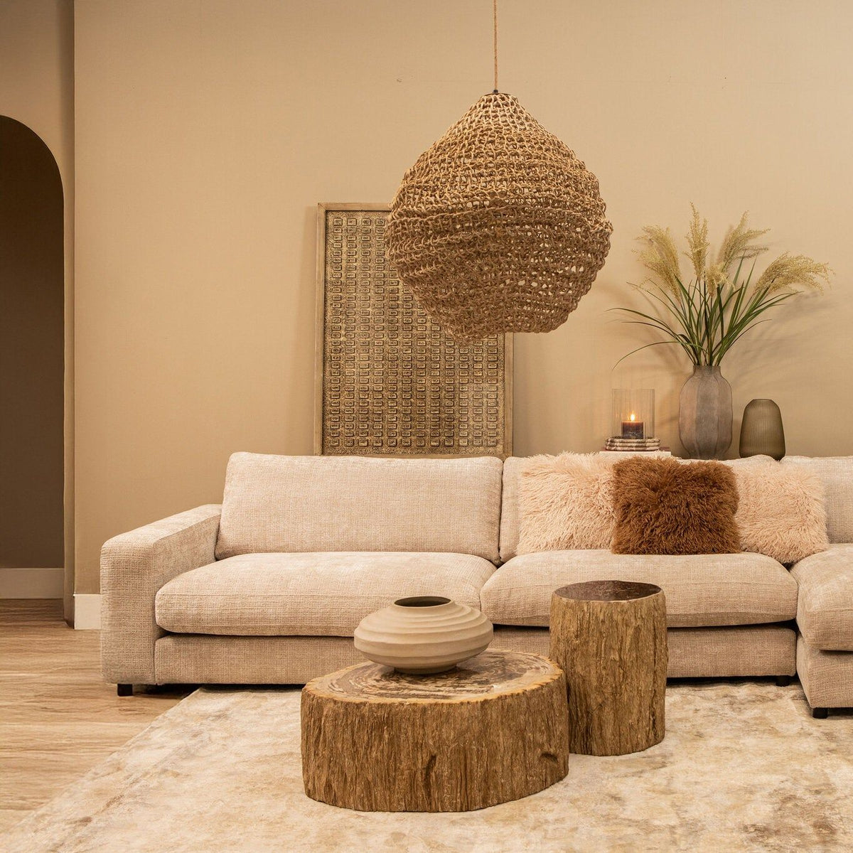Taly Koffietafel Small van PTMD, woonkamer met beige bank en hanglamp van zeegras