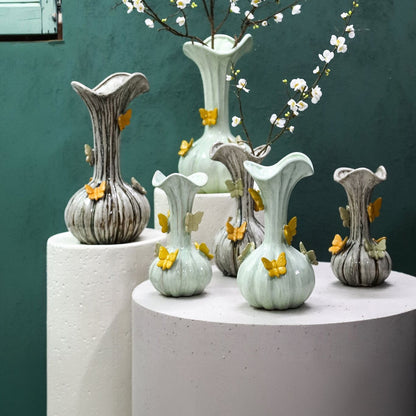 Tamarae Cream Ceramic Flowy Vase With Butterfly M van PTMD in een sfeervolle interieursetting