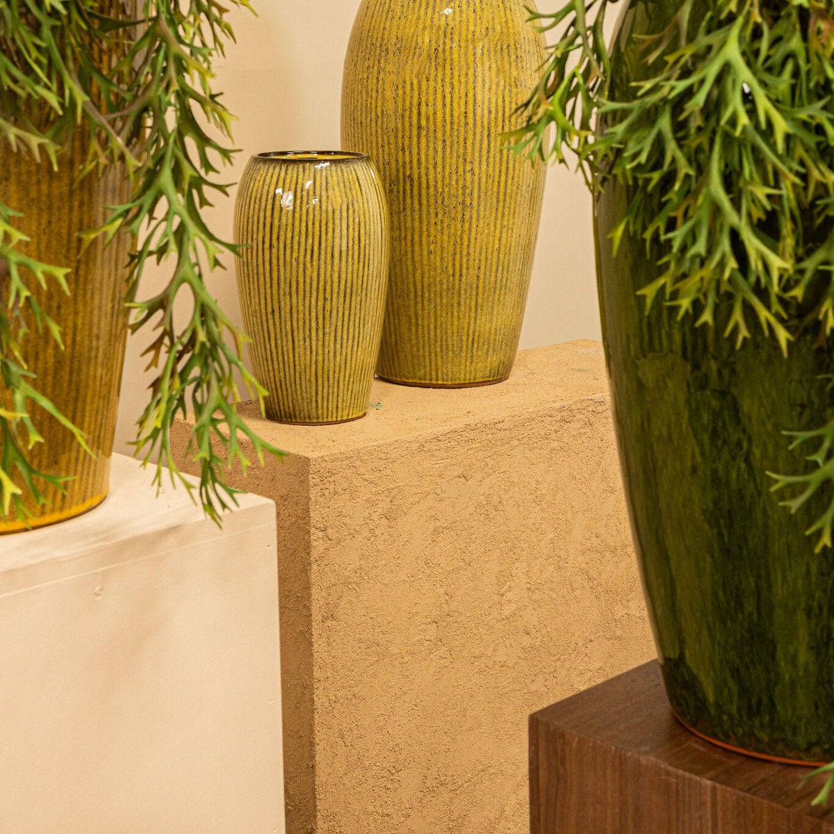 Tamica Dark Brown Ceramic Pot S van PTMD, sfeerfoto gecombineerd met andere Tamica potten