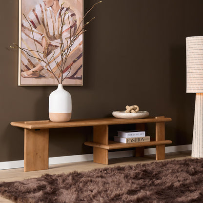 Sfeerbeeld van het naturel mangohouten tv-meubel Lina met decoratie