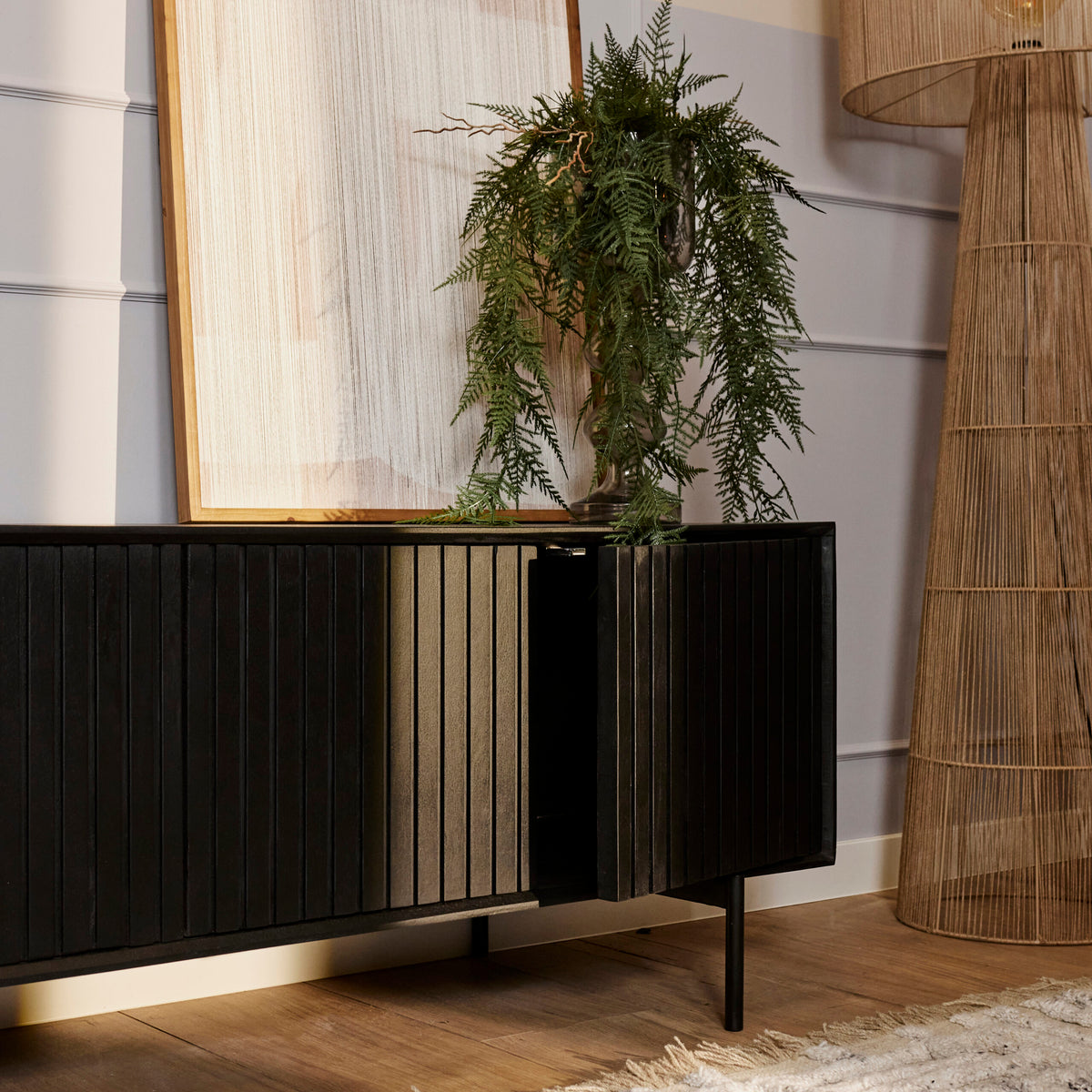 Zwart Madison tv meubel 210 cm met geopende deuren en zicht op de binnenvakken