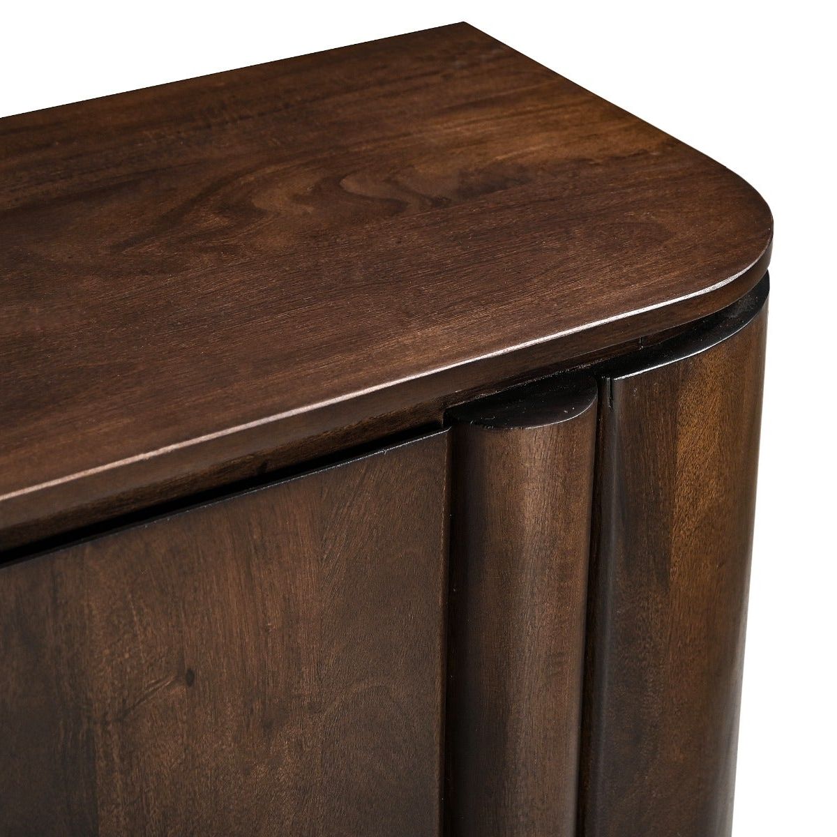 Detail van de afgeronde hoek en het mangohout van het tv-meubel Salano chestnut