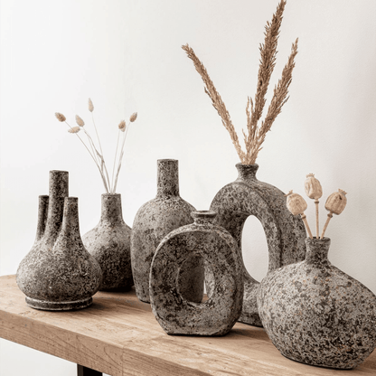 Handgemaakte terracotta vaas Okko vooraanzicht MUST Living