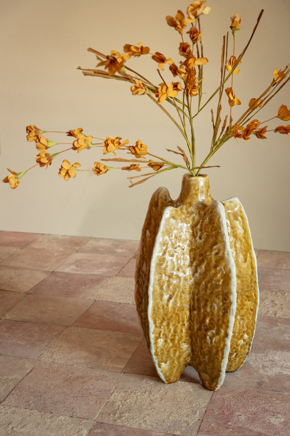 Jarrón Ubi de porcelana amarillo ocre J-Line
