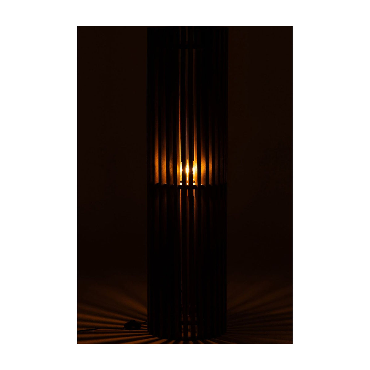 Lámpara de pie acanalada de madera de mango marrón oscuro J-Line