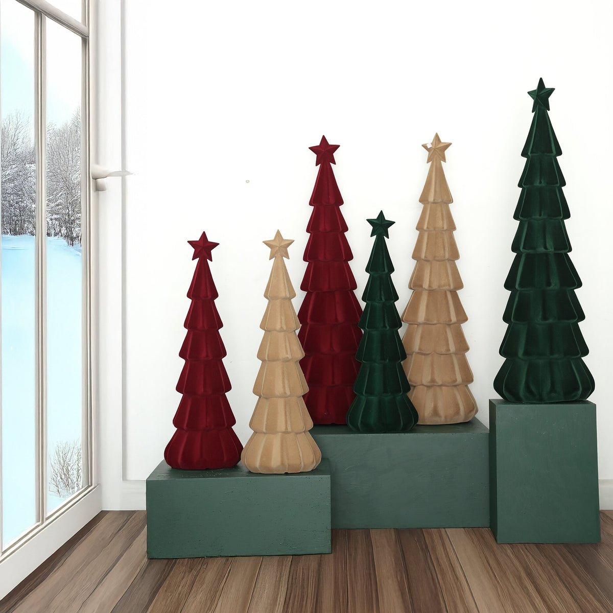Yule Kerstboom Gelaagd Donkergroen Small van PTMD, gelaagde kerstbomen in drie kleuren op een groen podium bij het raam