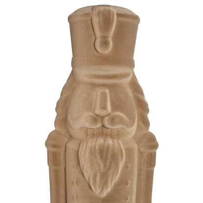 Yule Notenkraker Beige Large van PTMD, close up van het gezicht en de hoed van de notenkraker