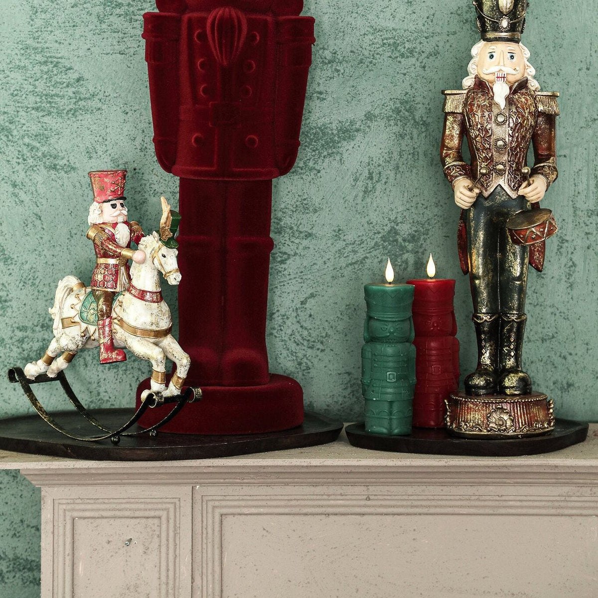 Yule Notenkraker Bordeaux Small van PTMD, sfeerbeeld met de bordeaux notenkraker als kerstdecoratie op een dressoir