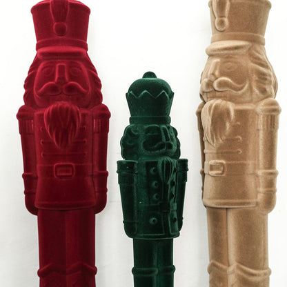 Yule Notenkraker Bordeaux Small van PTMD, fluwelen notenkrakers in bordeaux, groen en beige naast elkaar