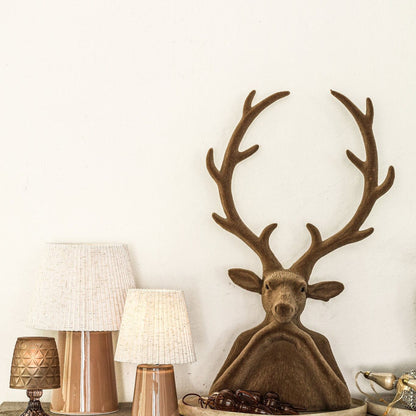 Yule Rendierkop Beige Large van PTMD, rendierkoppen in beige als kerstdecoratie in een lichte woonkamer