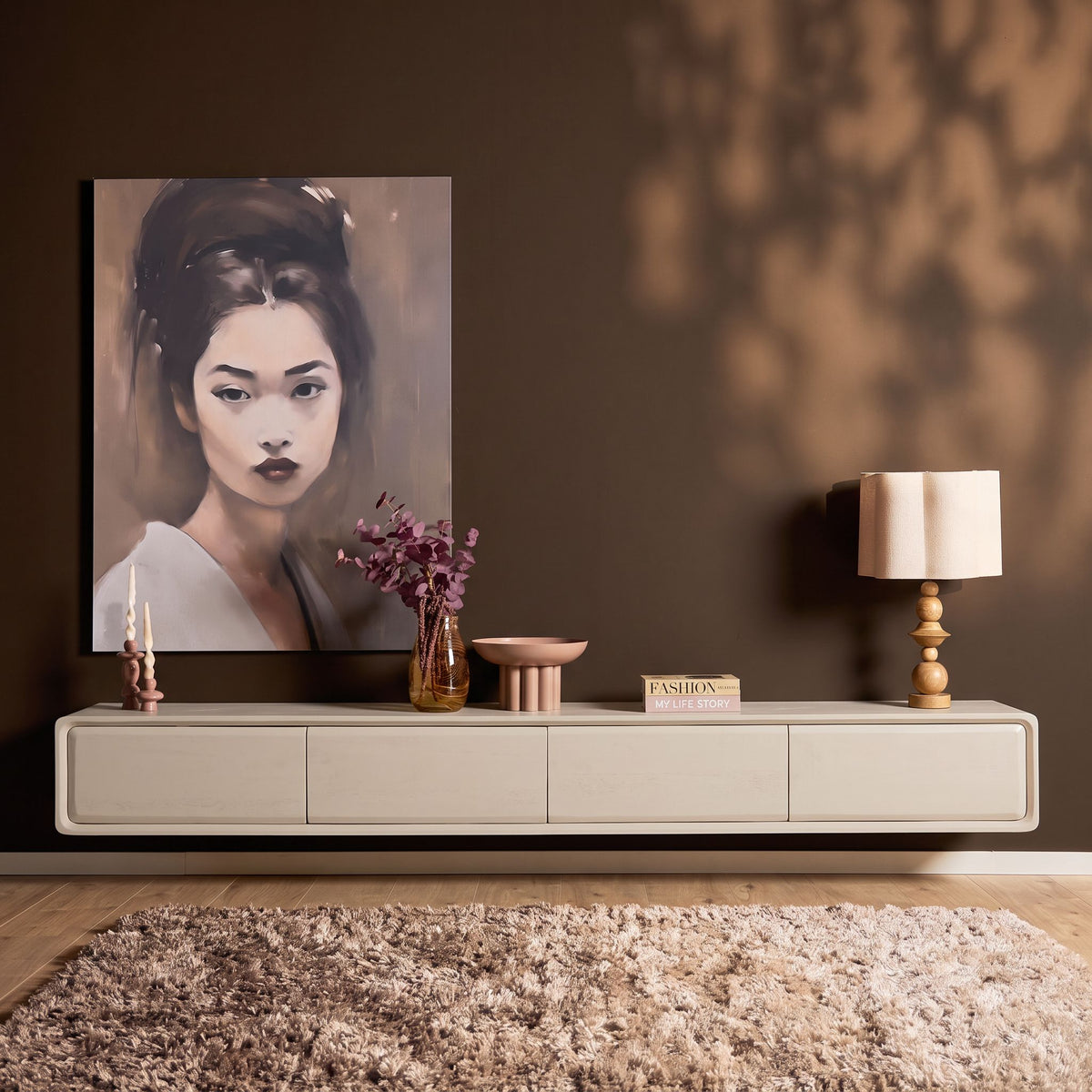 Zwevend TV-meubel Allure Zand 240cm van Starfurn in een woonkamer met portret en tafellamp