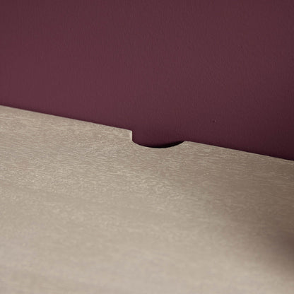 Detail van een metalen pootje onder het tv-meubel Excellent