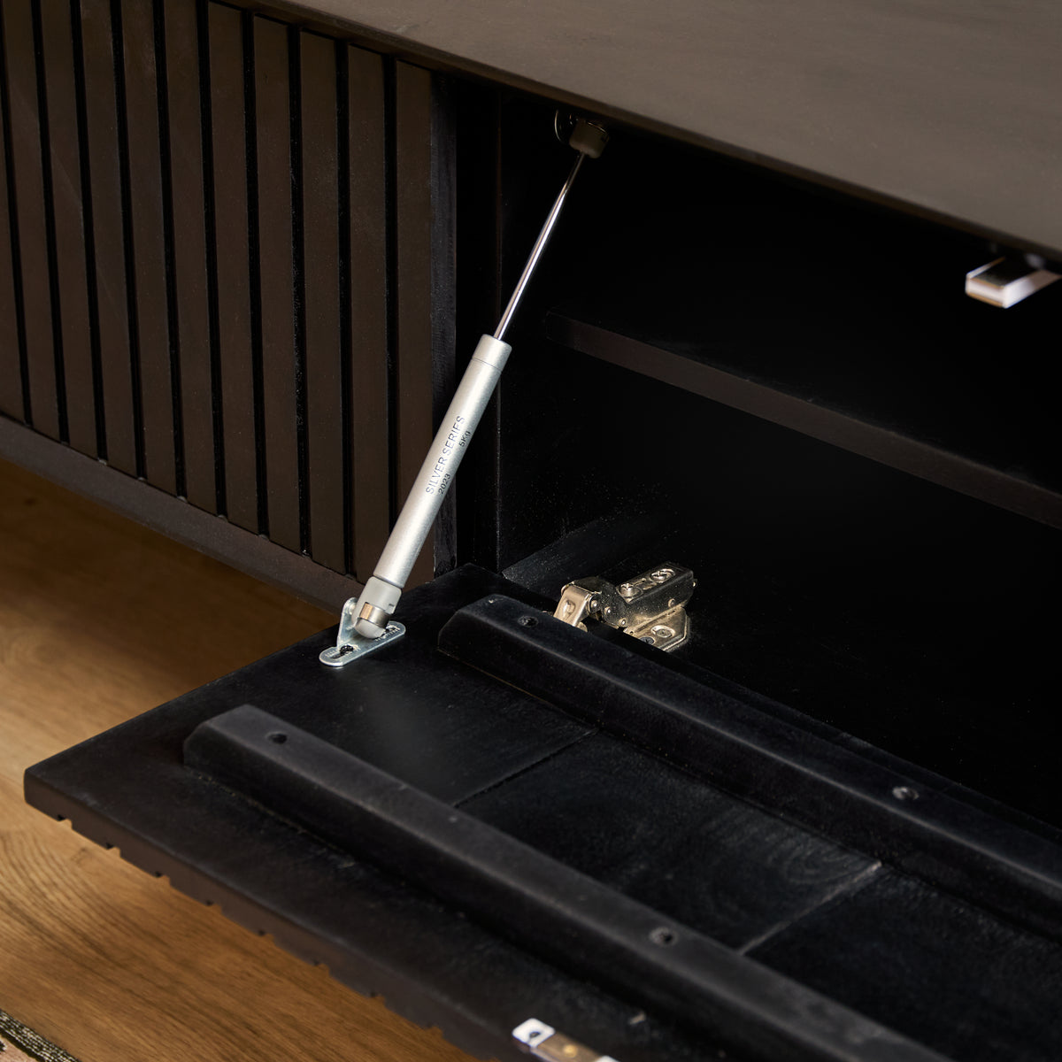 Detailfoto van het verticale lattenpatroon op de greeploze deuren van het Madison tv meubel